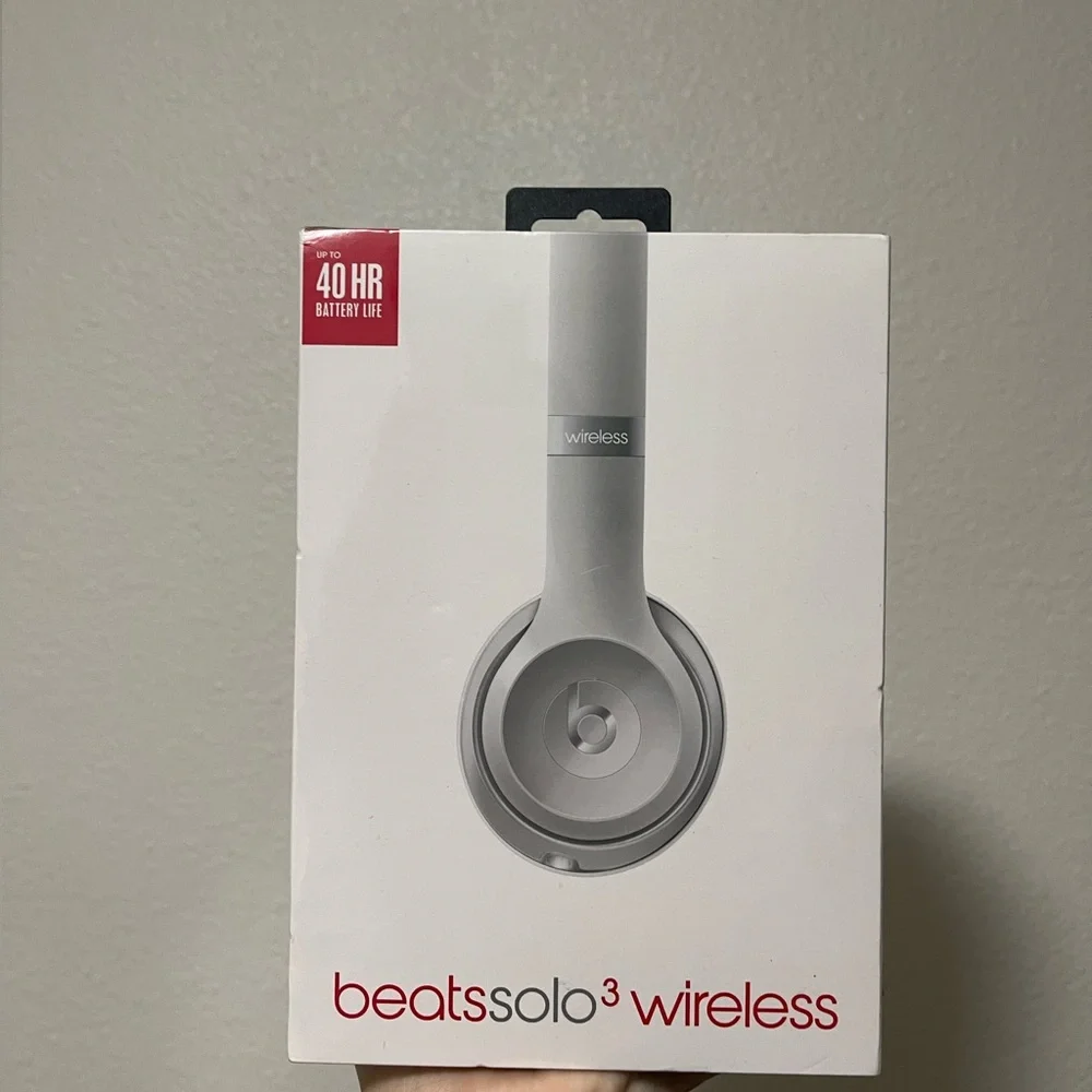 NEW Beats by Dre Silver Over-Ear Headphones - Picture 2 of 4